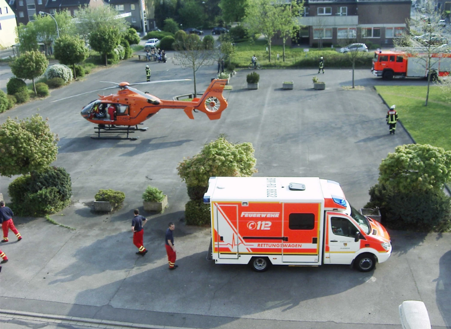 Krankenwagen und Hubschrauber